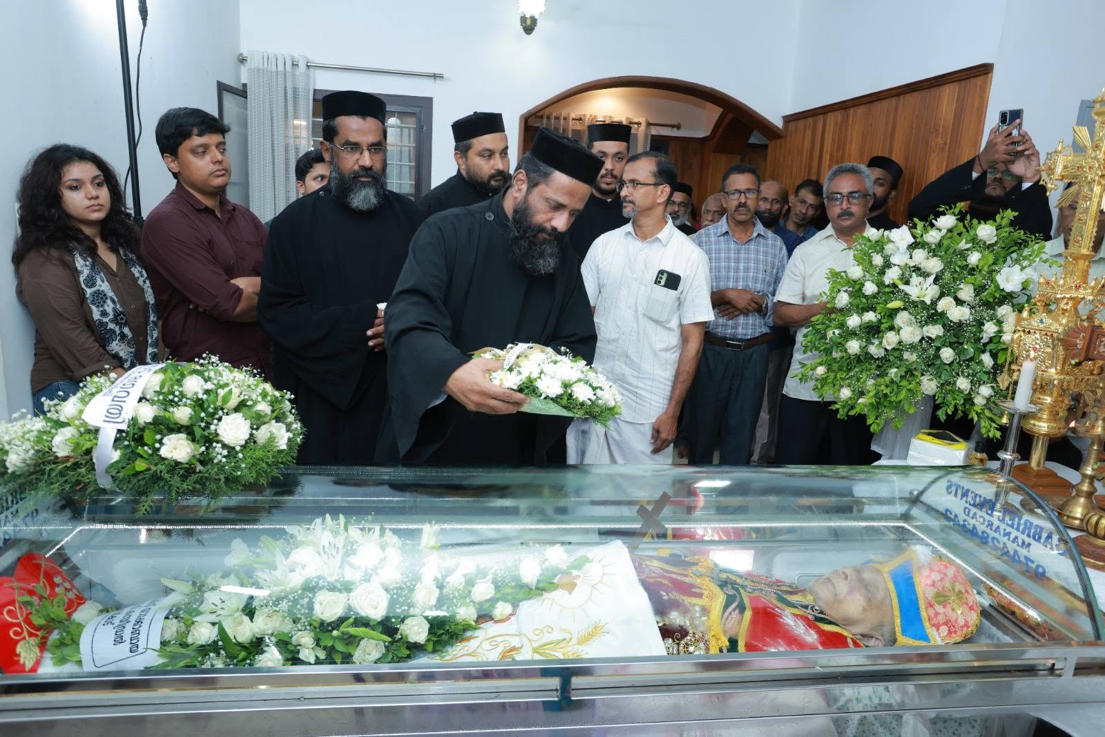 ഇട്ട്യാടത്തച്ചന്  യാക്കോബായ സഭയുടെ ആദരാഞ്ജലികൾ അർപ്പിച്ച് വൈദിക ട്രസ്റ്റി റവ. ഫാ. റോയ് ജോർജ് കട്ടച്ചിറ.