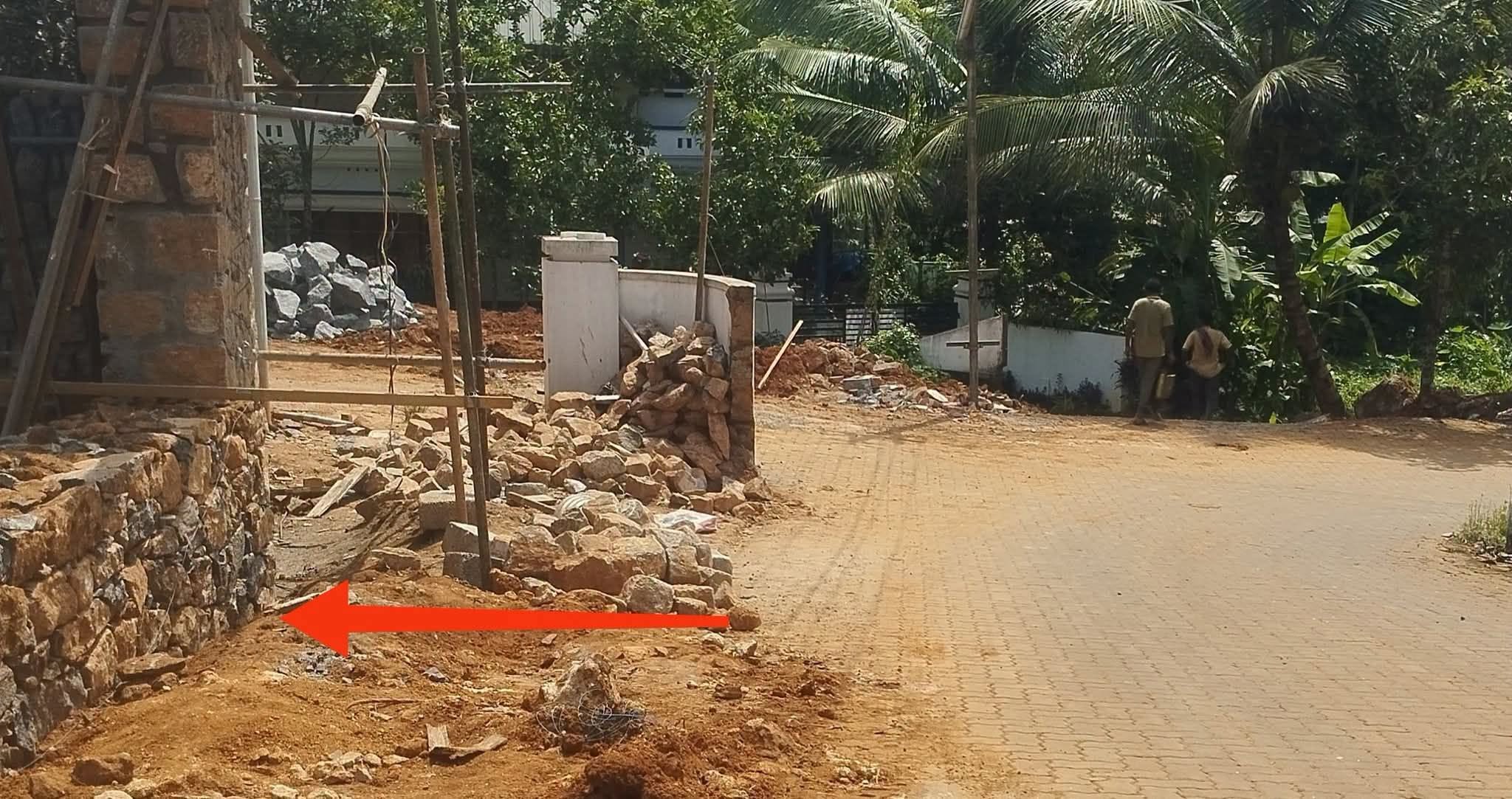 റോഡ് വികസനത്തിന് കൈത്താങ്ങായി ആലാട്ടുചിറ സെന്റ് മേരീസ് യാക്കോബായ സുറിയാനി പള്ളി; മതിൽ സ്വമേധയാ പൊളിച്ചുനീക്കി