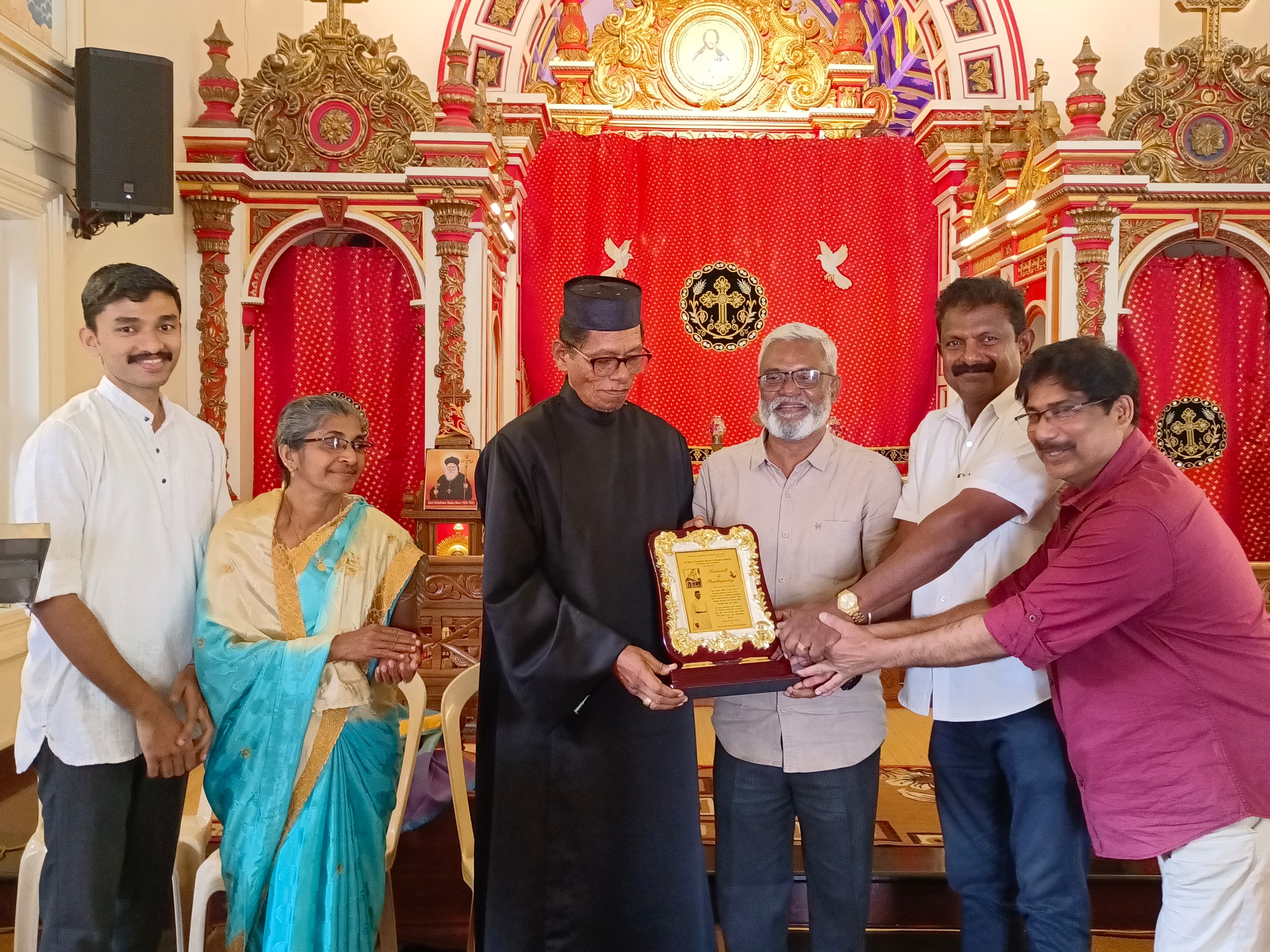 കോയമ്പത്തൂർ സെന്റ് മേരീസ് യാക്കോബായ സുറിയാനി പള്ളിയിൽ ഫാ. മാത്യൂസ് പനച്ചിക്കലച്ചന് യാത്രയയപ്പ് നൽകി