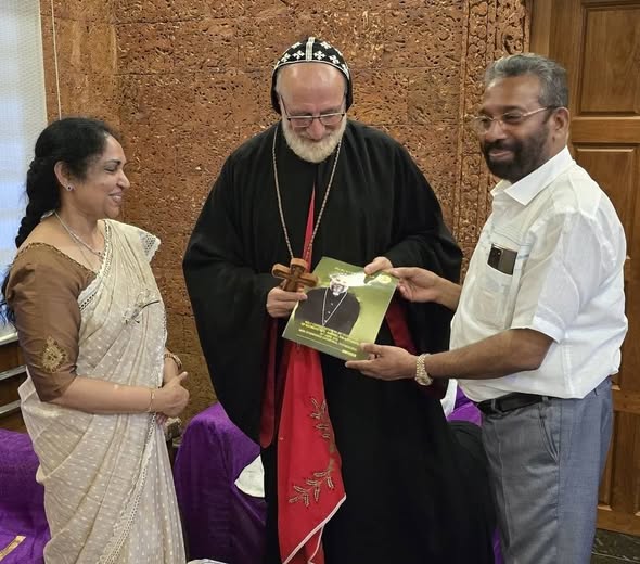 മൂവാറ്റുപുഴ മേഖല മെത്രാപ്പോലീത്തയുടെ സ്ഥാനാരോഹണത്തോടനുബന്ധിച്ചുള്ള സമുദായ പത്രിക സ്മരണിക ആർച്ച് ബിഷപ്പ് ദിവന്നാസിയോസ് ഗുര്‍ബൂസിന് സമർപ്പിച്ചു
