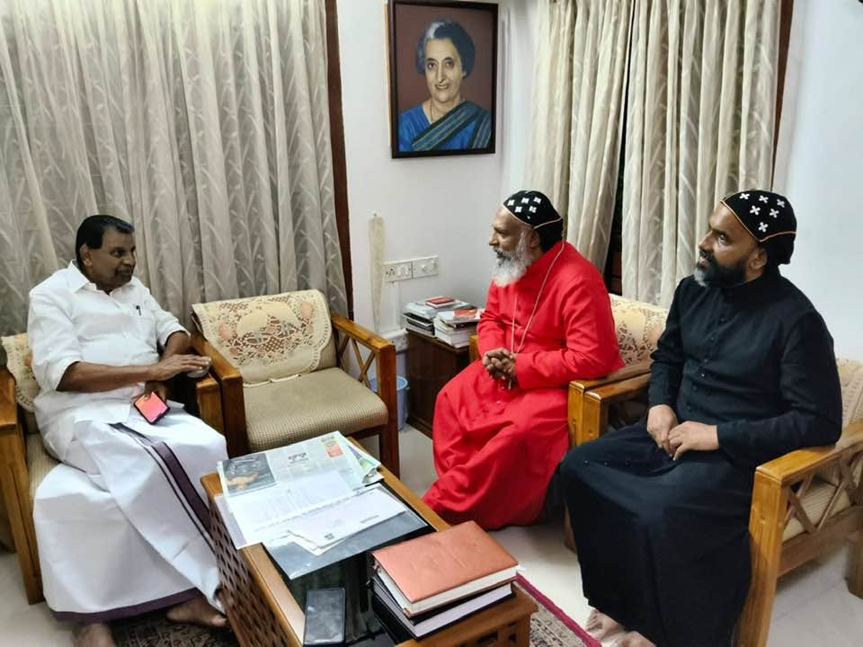 സ്പീക്കർ തിരുവഞ്ചൂർ രാധാകൃഷ്ണനെ സന്ദർശിച്ച് മോർ പീലക്സിനോസ് സഖറിയാസ് മെത്രാപ്പോലീത്ത; സീനിയർ സിറ്റിസൺ ഹോം ഉദ്ഘാടനത്തിന് ക്ഷണം