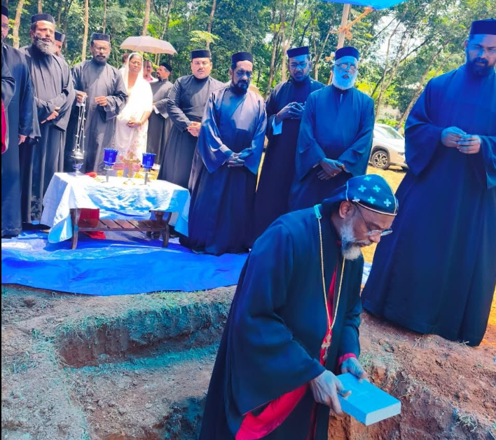 പന്തളം പൂഴിക്കാട്ട് പുതിയ ദൈവാലയത്തിന് അടിസ്ഥാനശില സ്ഥാപിച്ചു; ശുശ്രൂഷയ്ക്ക് നേതൃത്വം നൽകി മോർ മിലിത്തിയോസ് യുഹാനോൻ മെത്രാപ്പോലീത്ത
