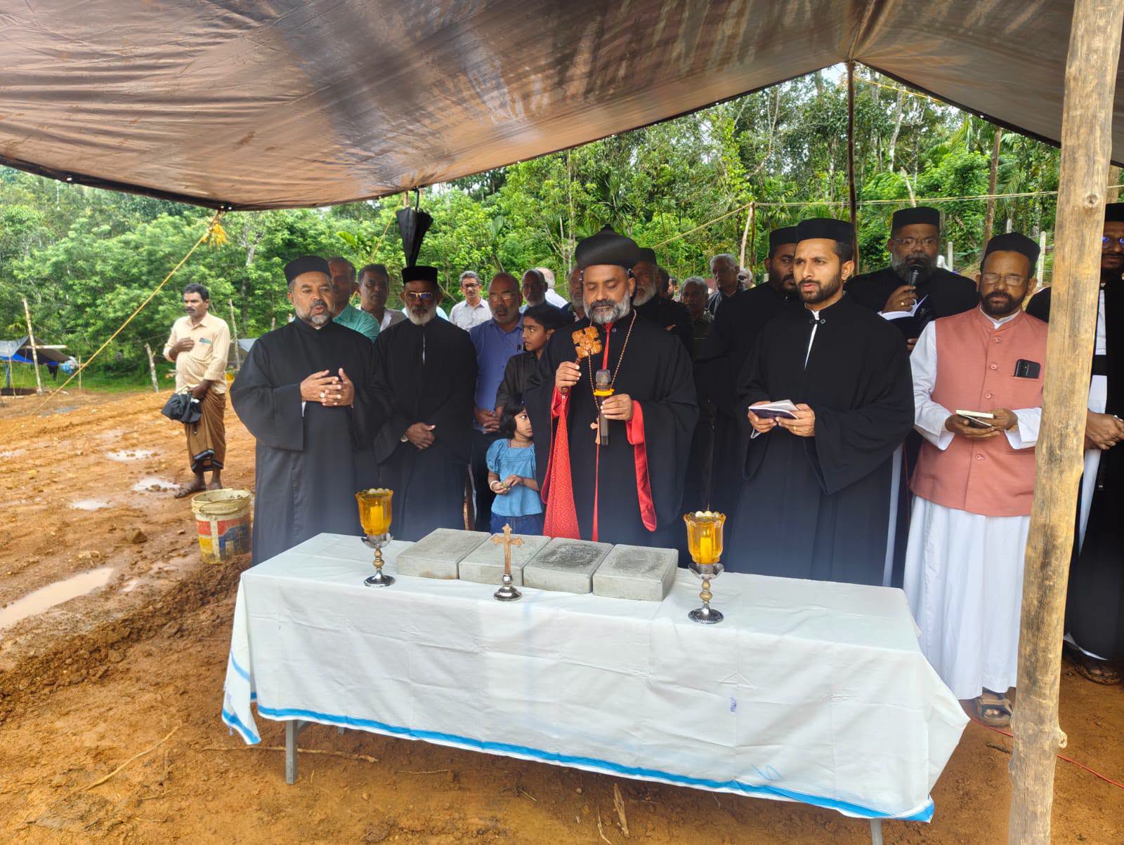 മലബാർ ഭദ്രാസനത്തിന്റെ 'കൂട് ' ഭവനപദ്ധതിക്ക് താളൂരിൽ തുടക്കം; നാല് ഭവനങ്ങളുടെ ശിലാസ്ഥാപനം നിർവഹിച്ചു