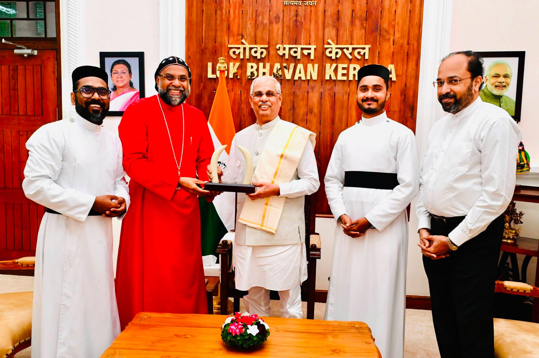 കേരള ഗവർണർ രാജേന്ദ്ര വിശ്വനാഥ് അർലേകറെ ഡോ. കുര്യാക്കോസ് മോർ തെയോഫിലോസ് മെത്രാപ്പോലീത്ത സന്ദർശിച്ചു