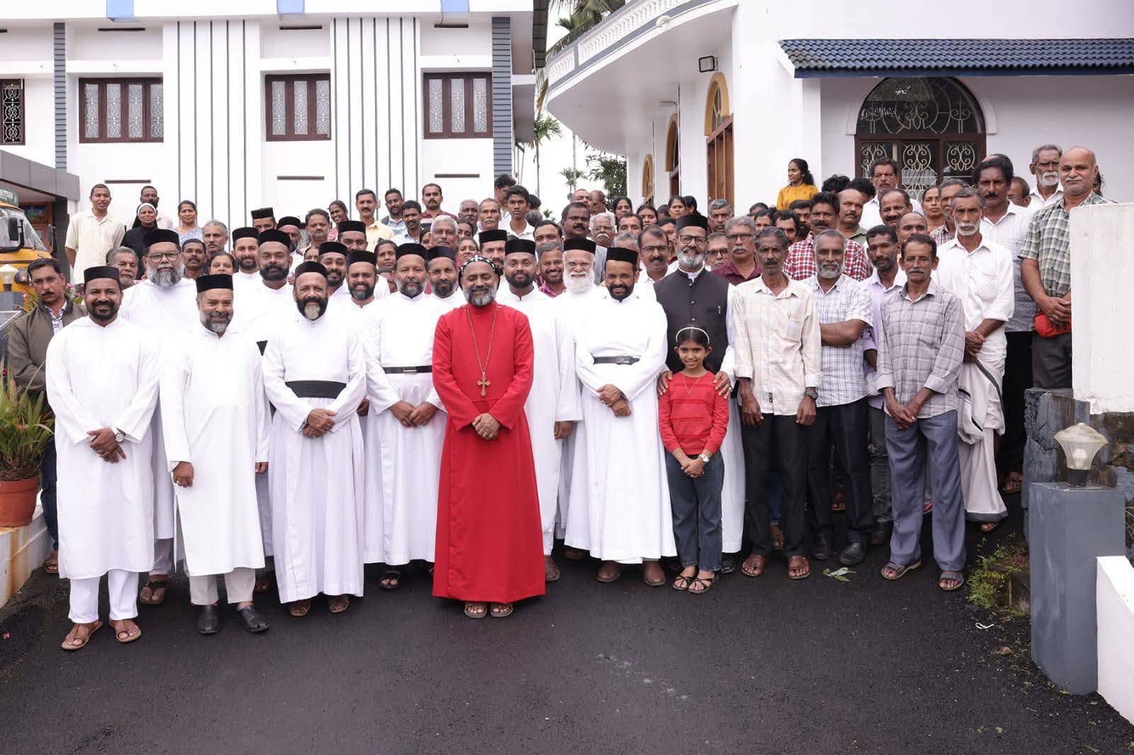 ‘കൂടും കിടാവും’; 50 കുടുംബങ്ങൾക്ക് പശുക്കുട്ടികളെ വിതരണം ചെയ്തു മലബാർ ഭദ്രാസനം
