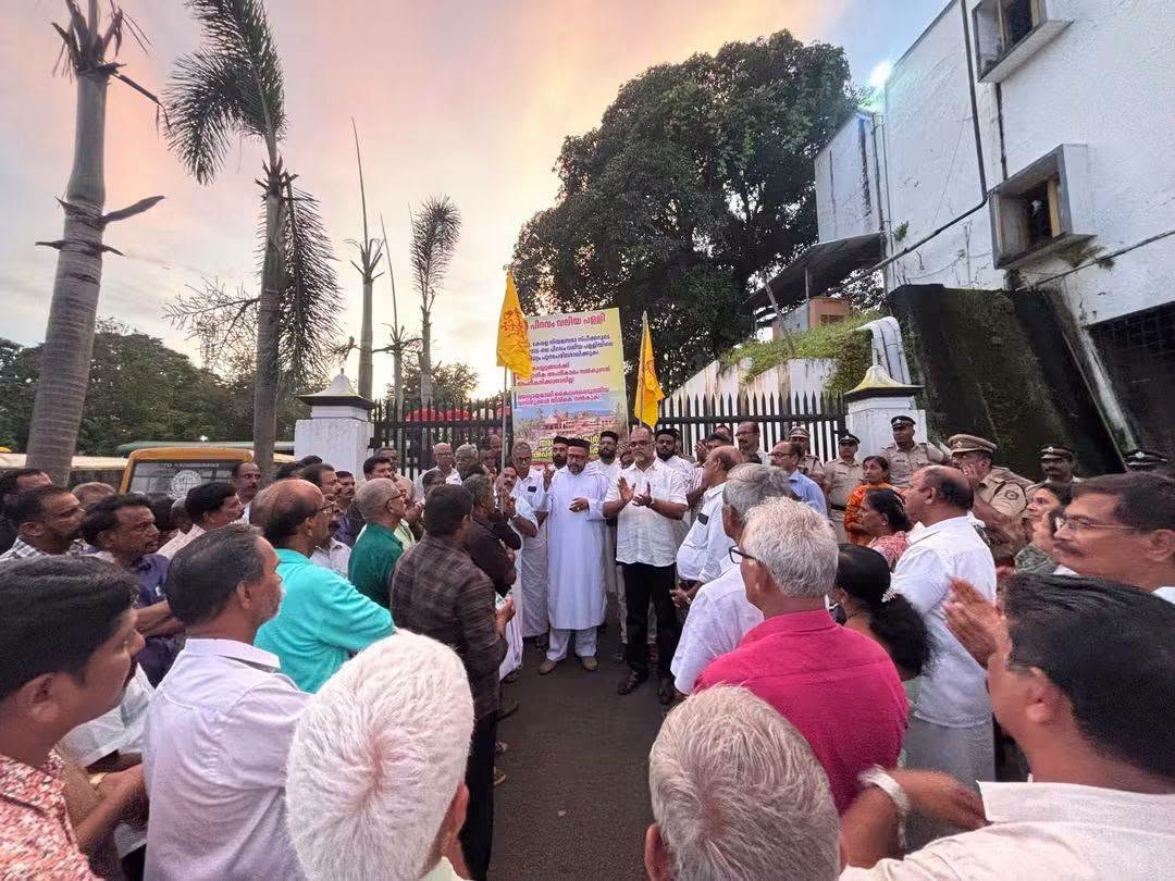 സഭാ തർക്കം നിലനിൽക്കുന്ന പിറവം വലിയ പള്ളിയിലെ സ്പീക്കറുടെ സന്ദർശനം പുനഃപരിശോധിക്കണമെന്ന് ആവശ്യം;  മൗനജാഥയും പ്രതിഷേധ യോഗവും നടത്തി