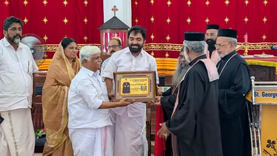 കാരുണ്യ പുരസ്‌കാരം കലയപുരം ജോസിന്; സമ്മാനിച്ചത് ചാണ്ടി ഉമ്മൻ എം.എൽ.എ