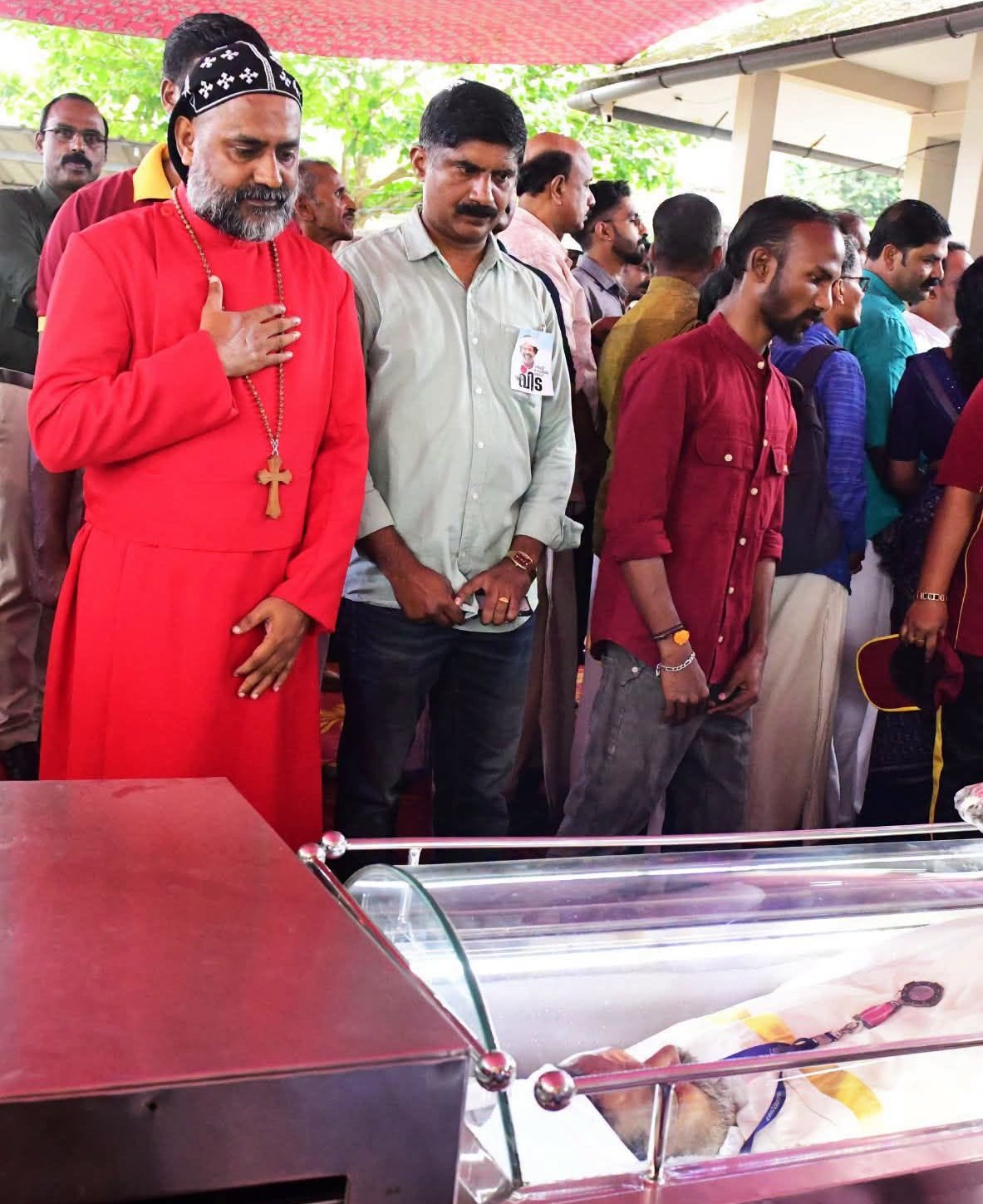 മണ്ണിന്റെ കാവലാൾക്ക് വിട; ചെറുവയൽ രാമന് അന്തിമോപചാരമർപ്പിച്ച് മോർ സ്തേഫാനോസ് ഗീവർഗീസ് മെത്രാപ്പോലീത്ത