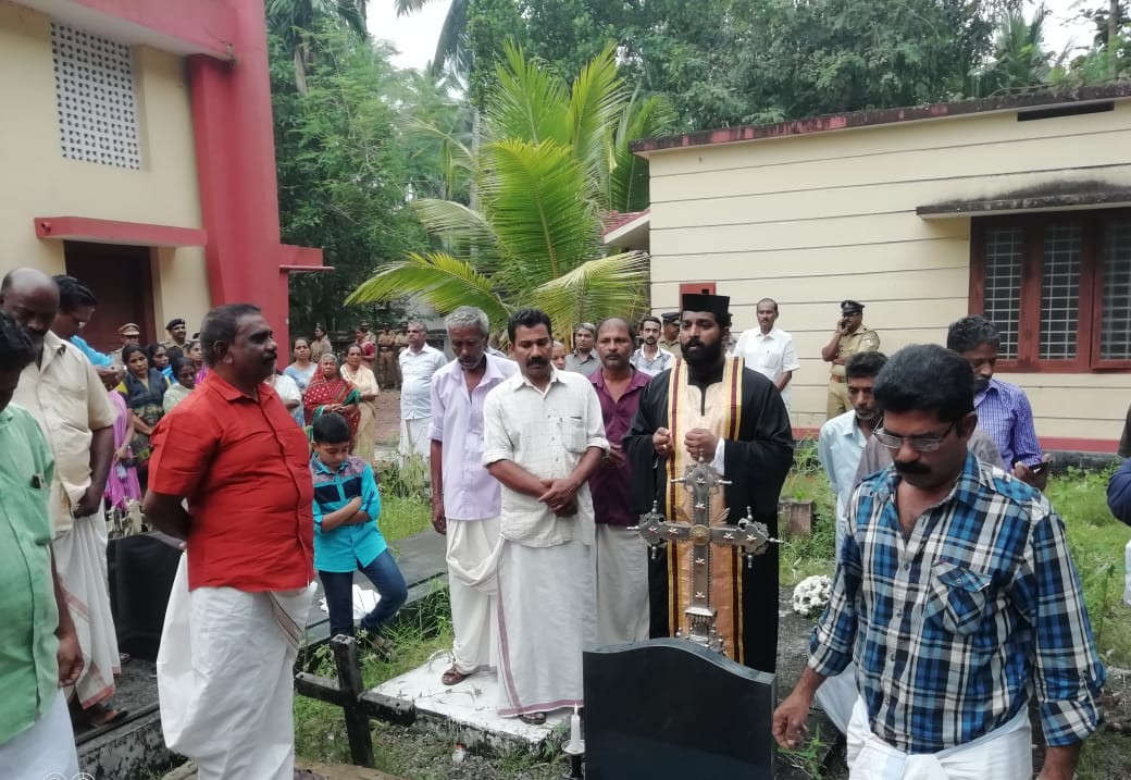 ക​ട്ട​ച്ചി​റ​യി​ൽ യാ​ക്കോ​ബാ​യ വൈ​ദി​ക​ർ പ​ള്ളി​യി​ൽ ക​യ​റി സം​സ്കാ​ര ശു​ശ്രൂ​ഷ​യ്ക്ക് നേ​തൃ​ത്വം ന​ൽ​കി.