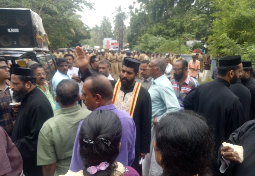 ക​ട്ട​ച്ചി​റ​യി​ൽ യാ​ക്കോ​ബാ​യ വി​ഭാ​ഗം ന​ട​ത്തു​ന്ന റോ​ഡ് ഉ​പ​രോ​ധം നാ​ല് മ​ണി​ക്കൂ​ർ പി​ന്നി​ട്ടു.
